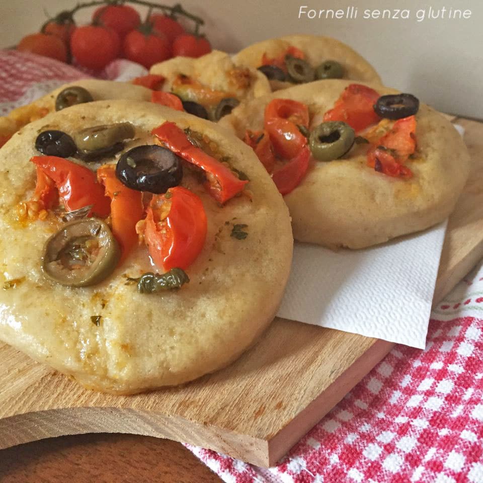 focaccine con pomodorini e olive senza glutine