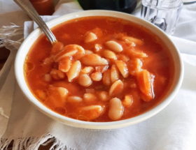 Zuppa di fagioli cannellini al pomodoro