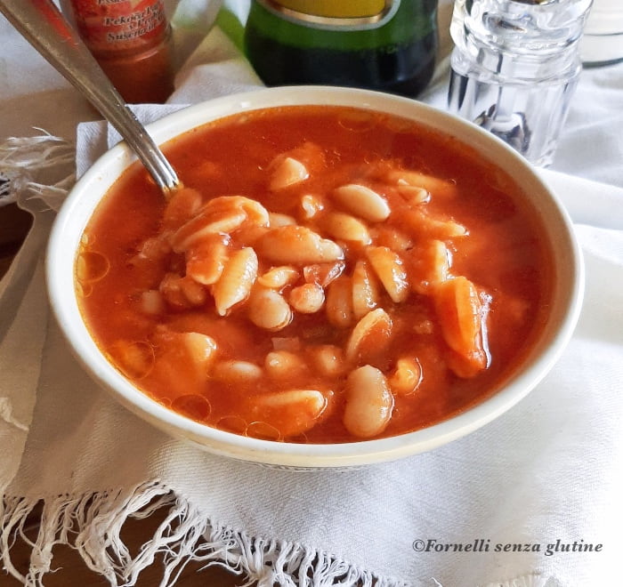 Zuppa di fagioli cannellini al pomodoro