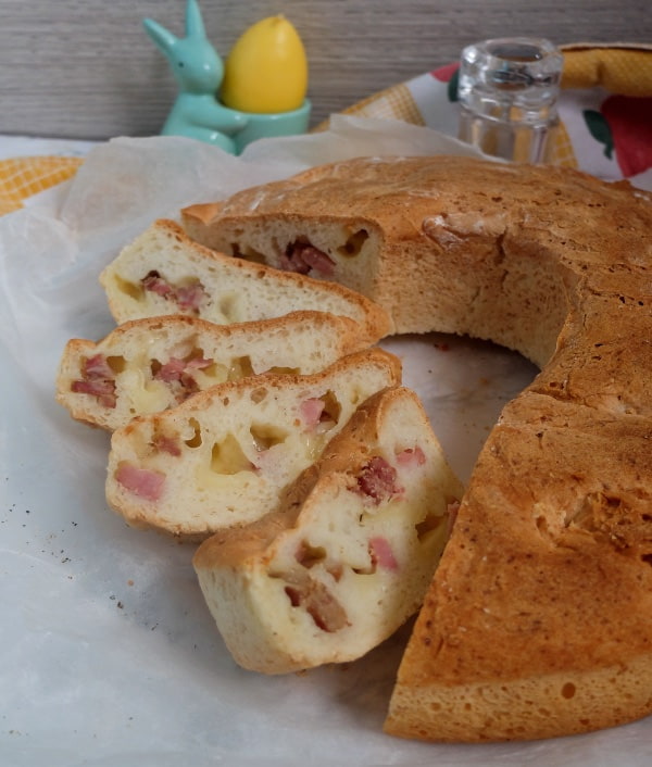 Il Casatiello è un tipico lievitato, farcito con salumi e formaggi, della tradizione pasquale campana. Menù di Pasqua, Casatiello senza glutine.