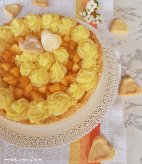 Crostata con crema e pesche