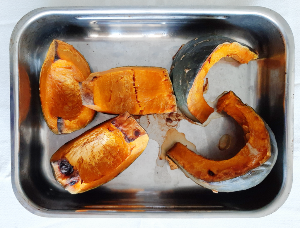 Focaccine alla zucca senza glutine con rosmarino e semi di sesamo per portare l'autunno in tavola.Focaccia alla zucca,Ricette senza glutine,Ricette zucca.