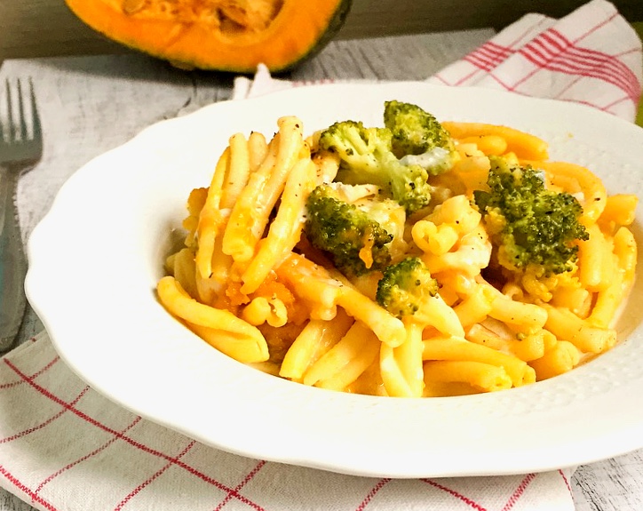 Ricette di Novembre:CASERECCE CON BROCCOLO, CREMA DI ZUCCA E SALSA AL GORGONZOLA