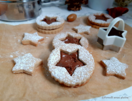 Biscotti-alle-castagne-farciti-con-crema-alle-nocciole.