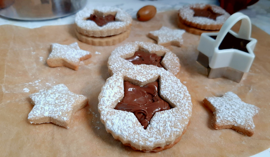 Biscotti-alle-castagne-farciti-con-crema-alle-nocciole.