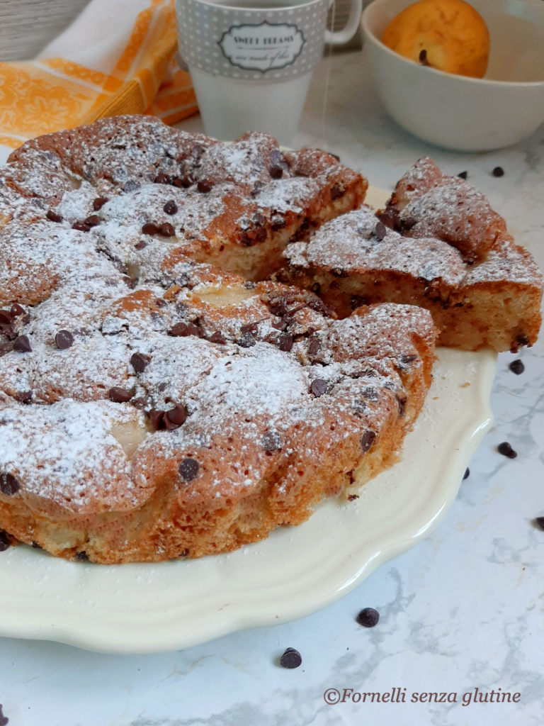 TORTA PERE E GOCCE DI CIOCCOLATO SENZA GLUTINE E BURRO.Torta pere e cioccolato morbida, torta pere e gocce di cioccolato senza glutine e senza burro, torta pere e cioccolato facile, torta alle pere, torta senza glutine, dolci senza glutine