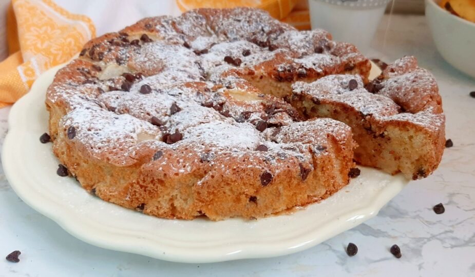 Torta pere e gocce di cioccolato senza glutine e burro