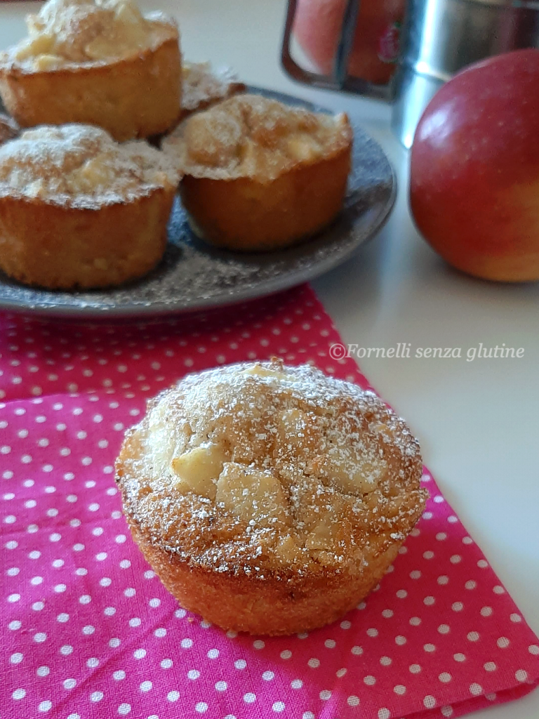 I Muffin alle Mele più soffici che abbia mai preparato sono questi!Una ricetta semplice e veloce per dei dolcetti dalla morbidezza unica.Senza glutine né burro.