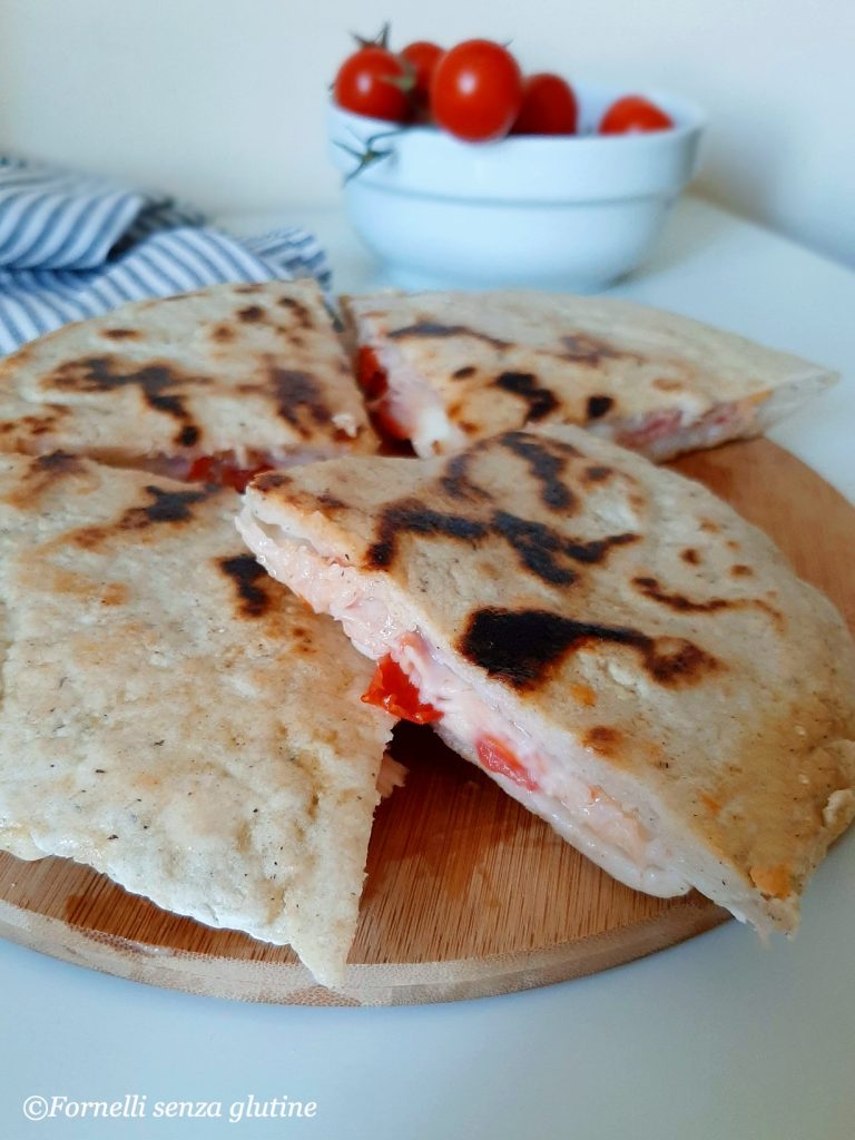 La rustichella in padella è la risposta a tutte quelle volte che la fame si fa sentire ma la voglia e il tempo per cucinare sono pochi.Focaccia ripiena senza glutine