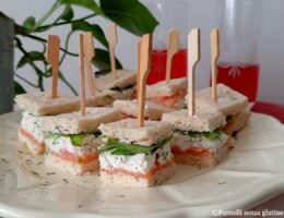 Tramezzini salmone e ricotta-antipasti natalizi