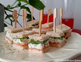 Tramezzini salmone e ricotta-antipasti natalizi